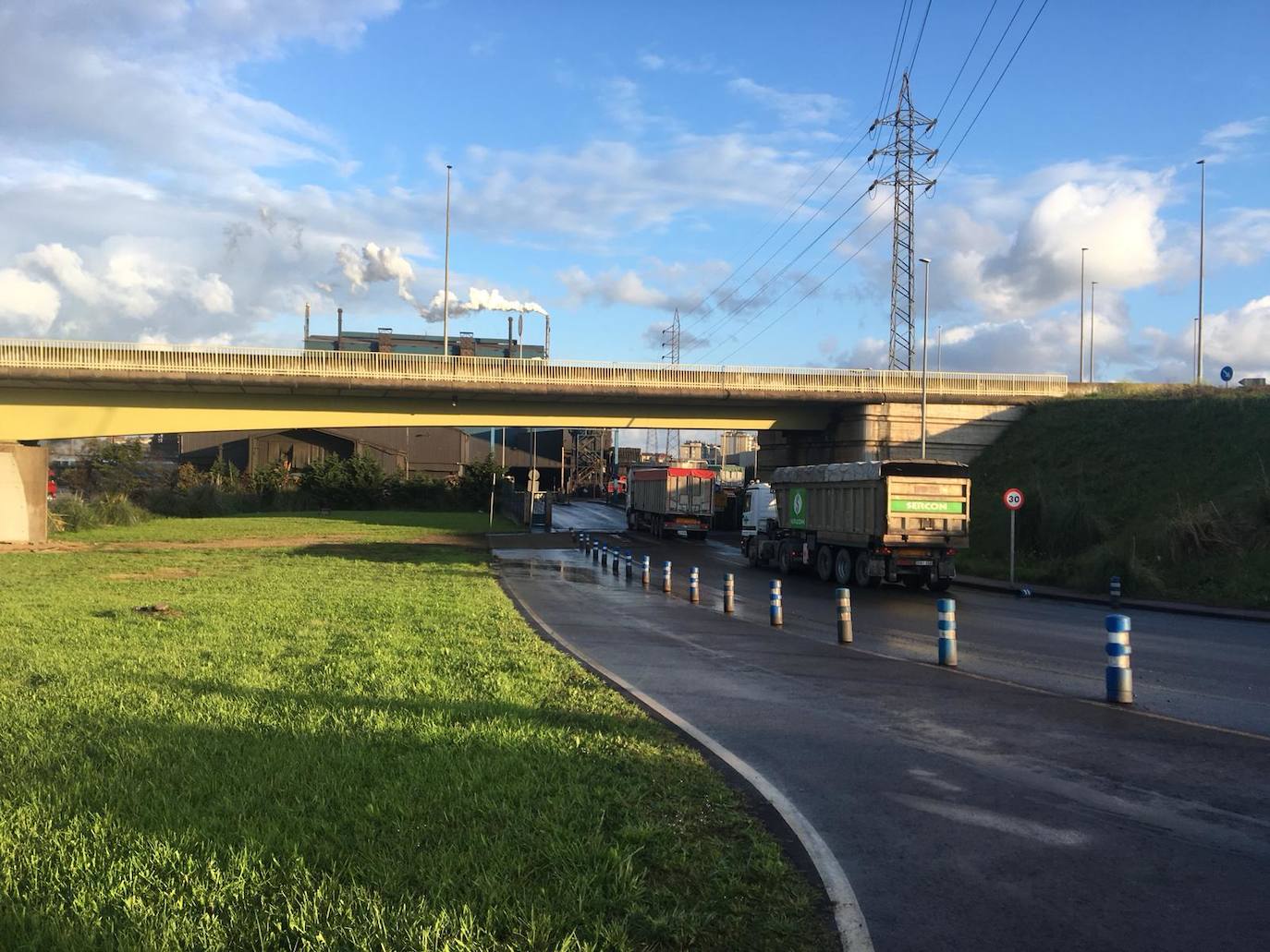 Reinosa amaneció nevando y en Liébana no se esperaban que la nevada fuera a ser tan copiosa como la registrada hoy. Hasta han visto nevar tímidamente en Torrelavega. En localidades costeras ha granizado en algunos momentos de la mañana y en toda la región está haciendo mucho frío. El mal tiempo se ha aliado con el endurecimiento de las medidas de confinamiento. Muy poca gente está saliendo a la calle este lunes. Las obras han parado y las fábricas han comenzado a preparar su completa paralización. La vida, ahora sí, continúa dentro de las casas en esta tercera semana del estado de alarma.