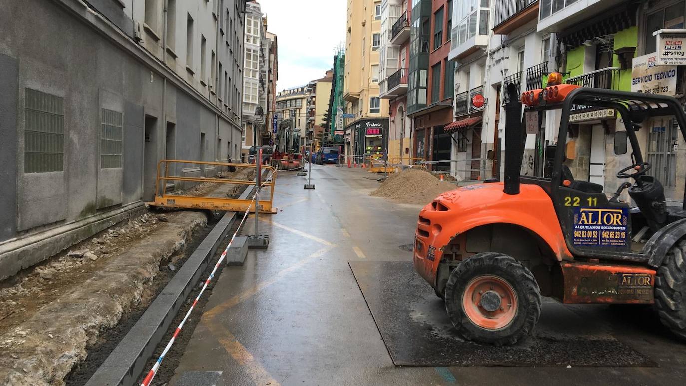 Reinosa amaneció nevando y en Liébana no se esperaban que la nevada fuera a ser tan copiosa como la registrada hoy. Hasta han visto nevar tímidamente en Torrelavega. En localidades costeras ha granizado en algunos momentos de la mañana y en toda la región está haciendo mucho frío. El mal tiempo se ha aliado con el endurecimiento de las medidas de confinamiento. Muy poca gente está saliendo a la calle este lunes. Las obras han parado y las fábricas han comenzado a preparar su completa paralización. La vida, ahora sí, continúa dentro de las casas en esta tercera semana del estado de alarma.