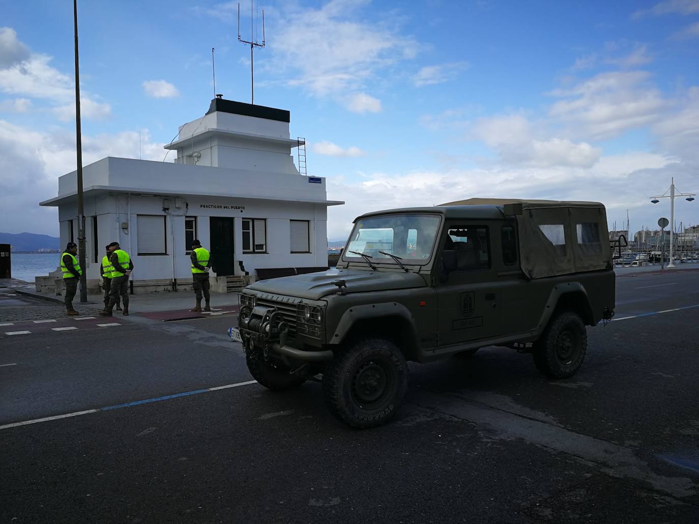 Reinosa amaneció nevando y en Liébana no se esperaban que la nevada fuera a ser tan copiosa como la registrada hoy. Hasta han visto nevar tímidamente en Torrelavega. En localidades costeras ha granizado en algunos momentos de la mañana y en toda la región está haciendo mucho frío. El mal tiempo se ha aliado con el endurecimiento de las medidas de confinamiento. Muy poca gente está saliendo a la calle este lunes. Las obras han parado y las fábricas han comenzado a preparar su completa paralización. La vida, ahora sí, continúa dentro de las casas en esta tercera semana del estado de alarma.
