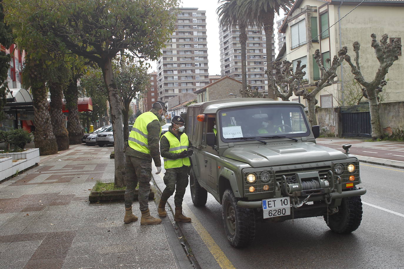 Reinosa amaneció nevando y en Liébana no se esperaban que la nevada fuera a ser tan copiosa como la registrada hoy. Hasta han visto nevar tímidamente en Torrelavega. En localidades costeras ha granizado en algunos momentos de la mañana y en toda la región está haciendo mucho frío. El mal tiempo se ha aliado con el endurecimiento de las medidas de confinamiento. Muy poca gente está saliendo a la calle este lunes. Las obras han parado y las fábricas han comenzado a preparar su completa paralización. La vida, ahora sí, continúa dentro de las casas en esta tercera semana del estado de alarma.