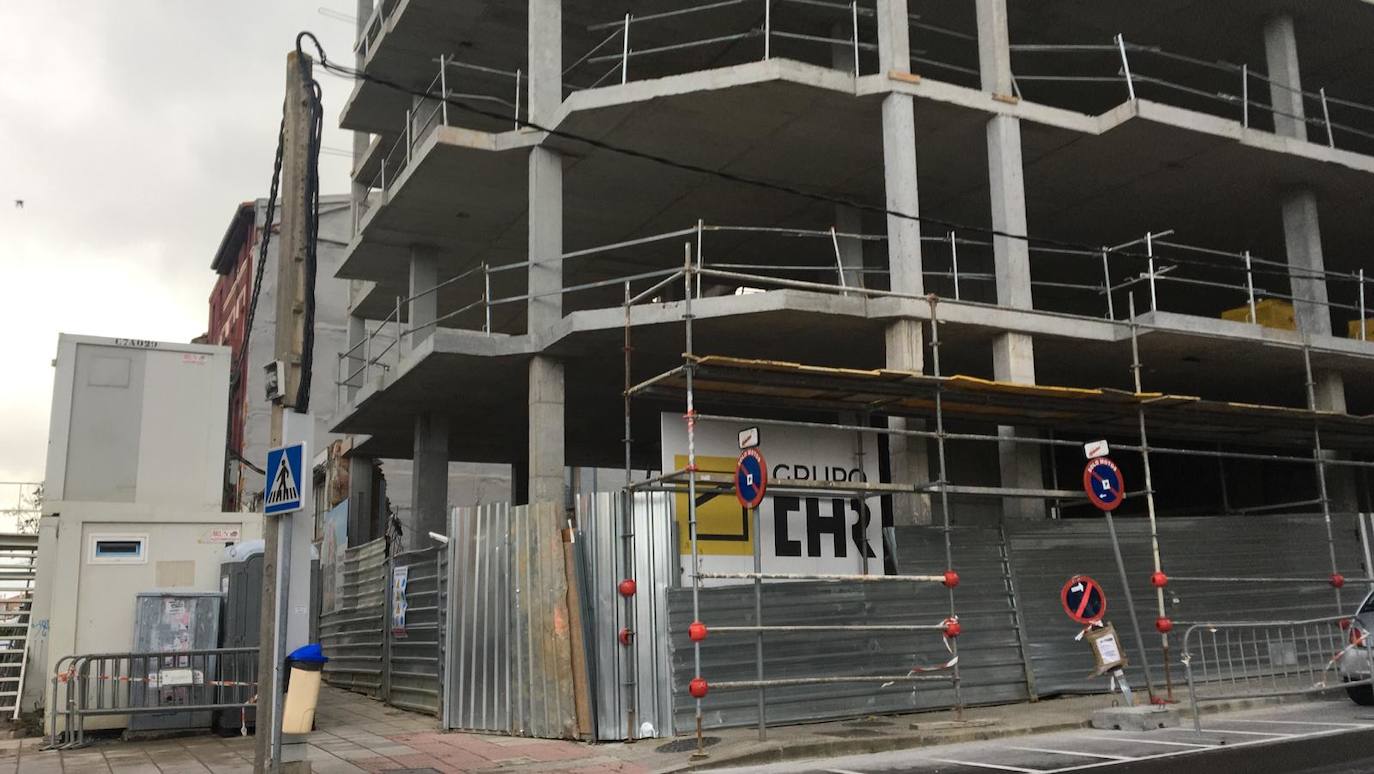 Reinosa amaneció nevando y en Liébana no se esperaban que la nevada fuera a ser tan copiosa como la registrada hoy. Hasta han visto nevar tímidamente en Torrelavega. En localidades costeras ha granizado en algunos momentos de la mañana y en toda la región está haciendo mucho frío. El mal tiempo se ha aliado con el endurecimiento de las medidas de confinamiento. Muy poca gente está saliendo a la calle este lunes. Las obras han parado y las fábricas han comenzado a preparar su completa paralización. La vida, ahora sí, continúa dentro de las casas en esta tercera semana del estado de alarma.