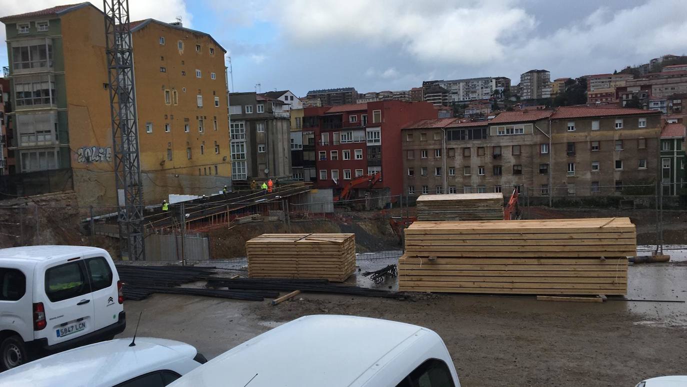 Reinosa amaneció nevando y en Liébana no se esperaban que la nevada fuera a ser tan copiosa como la registrada hoy. Hasta han visto nevar tímidamente en Torrelavega. En localidades costeras ha granizado en algunos momentos de la mañana y en toda la región está haciendo mucho frío. El mal tiempo se ha aliado con el endurecimiento de las medidas de confinamiento. Muy poca gente está saliendo a la calle este lunes. Las obras han parado y las fábricas han comenzado a preparar su completa paralización. La vida, ahora sí, continúa dentro de las casas en esta tercera semana del estado de alarma.