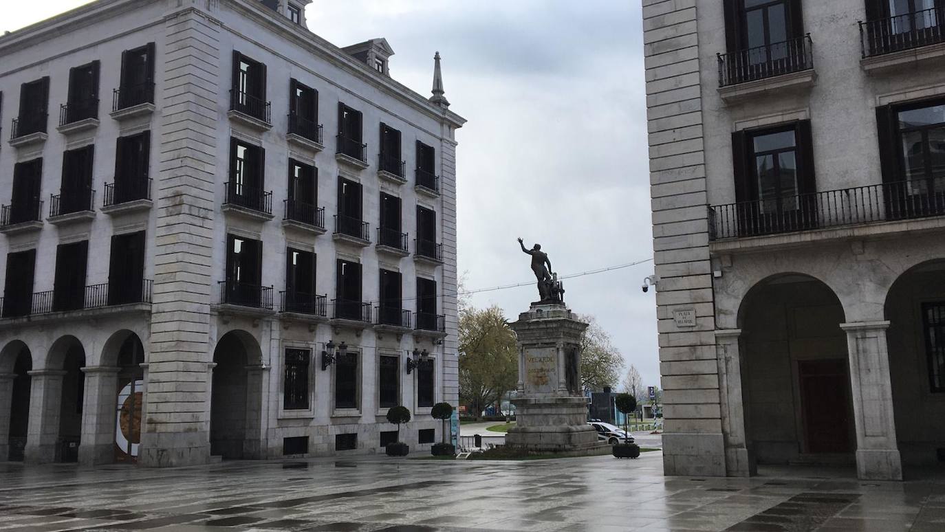 Reinosa amaneció nevando y en Liébana no se esperaban que la nevada fuera a ser tan copiosa como la registrada hoy. Hasta han visto nevar tímidamente en Torrelavega. En localidades costeras ha granizado en algunos momentos de la mañana y en toda la región está haciendo mucho frío. El mal tiempo se ha aliado con el endurecimiento de las medidas de confinamiento. Muy poca gente está saliendo a la calle este lunes. Las obras han parado y las fábricas han comenzado a preparar su completa paralización. La vida, ahora sí, continúa dentro de las casas en esta tercera semana del estado de alarma.