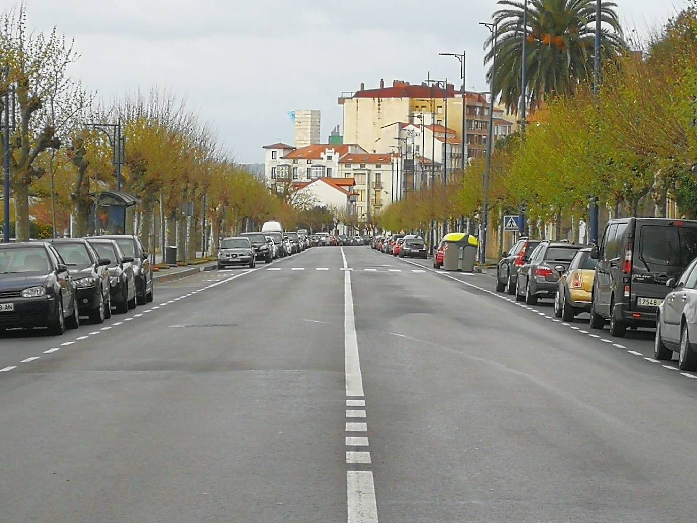 Reinosa amaneció nevando y en Liébana no se esperaban que la nevada fuera a ser tan copiosa como la registrada hoy. Hasta han visto nevar tímidamente en Torrelavega. En localidades costeras ha granizado en algunos momentos de la mañana y en toda la región está haciendo mucho frío. El mal tiempo se ha aliado con el endurecimiento de las medidas de confinamiento. Muy poca gente está saliendo a la calle este lunes. Las obras han parado y las fábricas han comenzado a preparar su completa paralización. La vida, ahora sí, continúa dentro de las casas en esta tercera semana del estado de alarma.