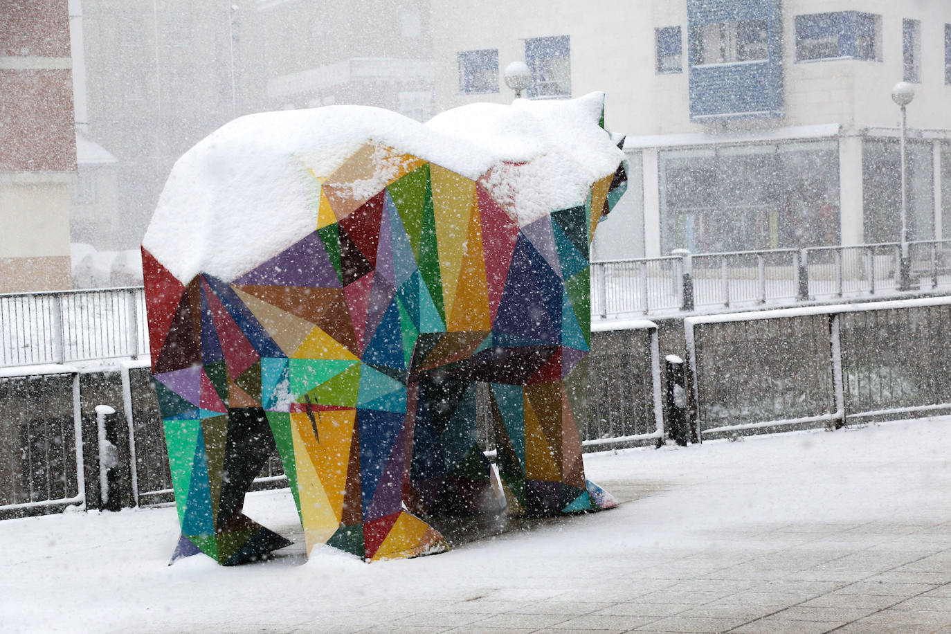 Reinosa amaneció nevando y en Liébana no se esperaban que la nevada fuera a ser tan copiosa como la registrada hoy. Hasta han visto nevar tímidamente en Torrelavega. En localidades costeras ha granizado en algunos momentos de la mañana y en toda la región está haciendo mucho frío. El mal tiempo se ha aliado con el endurecimiento de las medidas de confinamiento. Muy poca gente está saliendo a la calle este lunes. Las obras han parado y las fábricas han comenzado a preparar su completa paralización. La vida, ahora sí, continúa dentro de las casas en esta tercera semana del estado de alarma.
