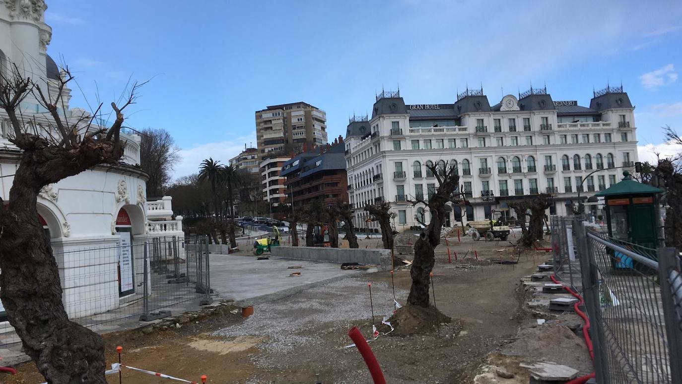 Reinosa amaneció nevando y en Liébana no se esperaban que la nevada fuera a ser tan copiosa como la registrada hoy. Hasta han visto nevar tímidamente en Torrelavega. En localidades costeras ha granizado en algunos momentos de la mañana y en toda la región está haciendo mucho frío. El mal tiempo se ha aliado con el endurecimiento de las medidas de confinamiento. Muy poca gente está saliendo a la calle este lunes. Las obras han parado y las fábricas han comenzado a preparar su completa paralización. La vida, ahora sí, continúa dentro de las casas en esta tercera semana del estado de alarma.