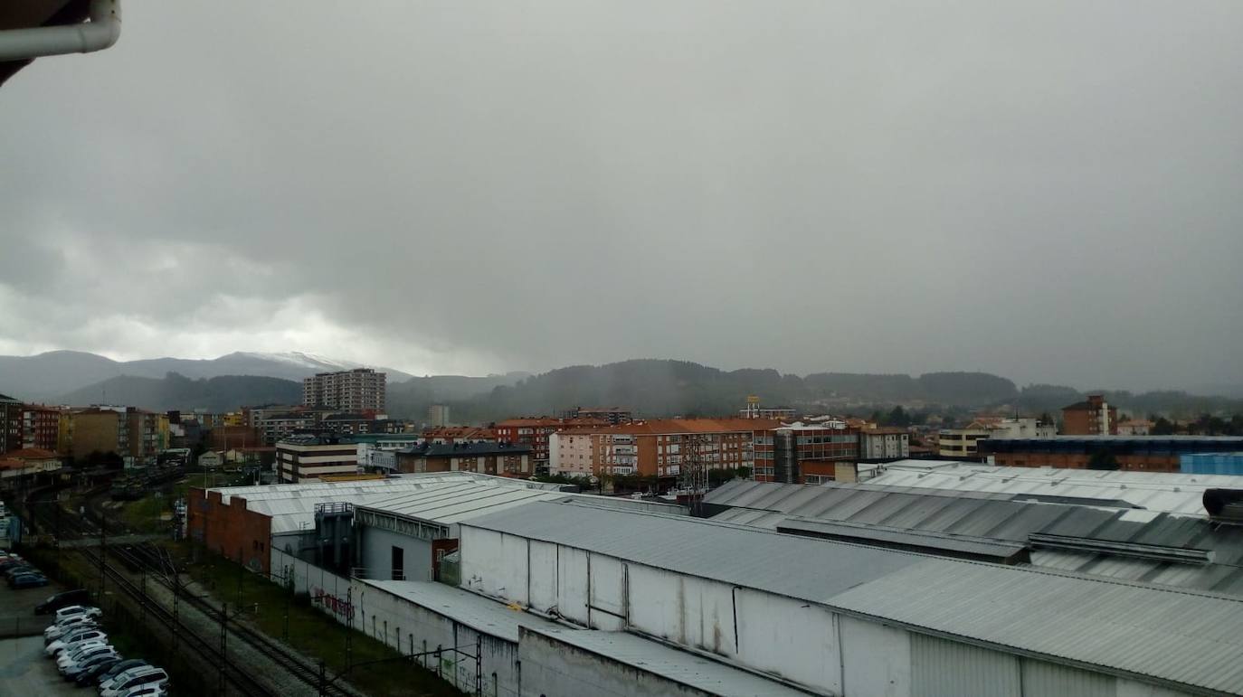 Reinosa amaneció nevando y en Liébana no se esperaban que la nevada fuera a ser tan copiosa como la registrada hoy. Hasta han visto nevar tímidamente en Torrelavega. En localidades costeras ha granizado en algunos momentos de la mañana y en toda la región está haciendo mucho frío. El mal tiempo se ha aliado con el endurecimiento de las medidas de confinamiento. Muy poca gente está saliendo a la calle este lunes. Las obras han parado y las fábricas han comenzado a preparar su completa paralización. La vida, ahora sí, continúa dentro de las casas en esta tercera semana del estado de alarma.