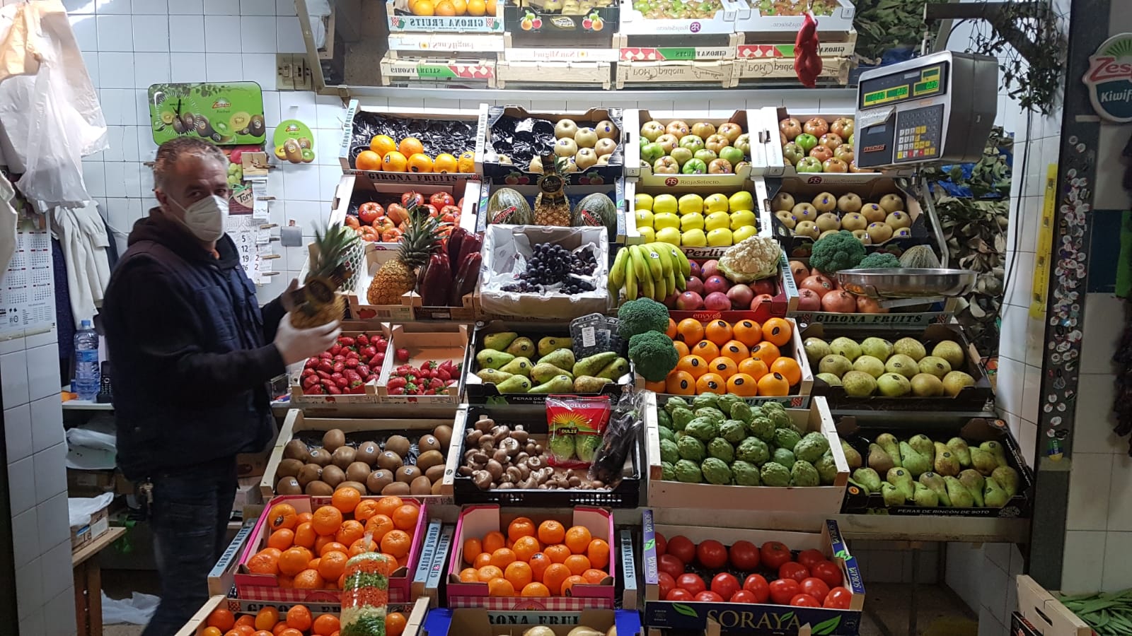 Juan Manuel Bordas trabaja en el Mercado de Puertochico.