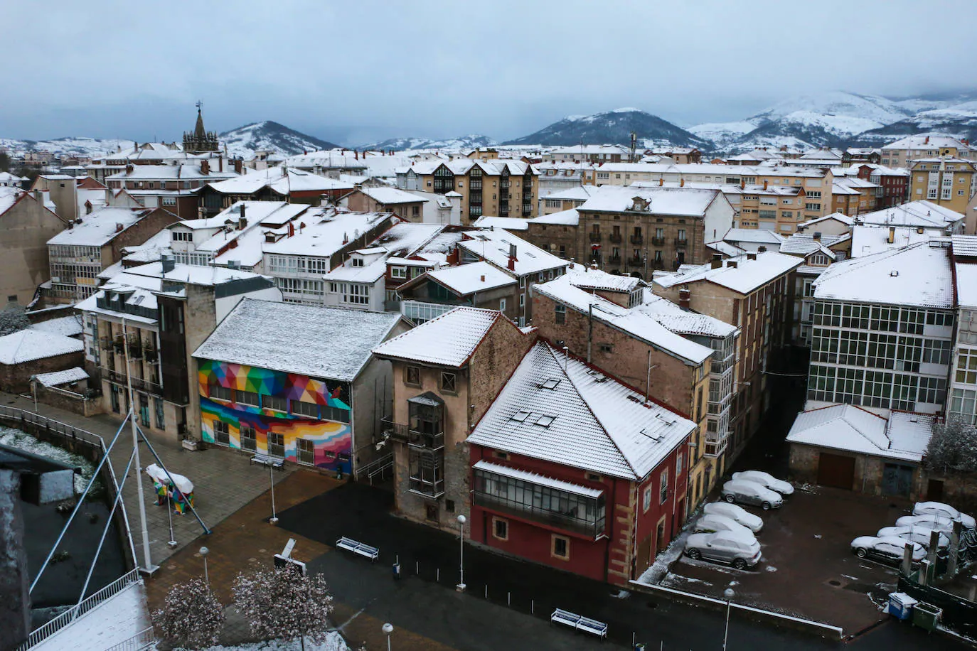 Amanecer invernal el de este lunes en Reinosa, una mañana fría con una temperatura de -1ºC , con el suelo teñido de blanco, pero con la inusual estampa de la falta de actividad, sin apenas movimiento en sus calles, en silencio.