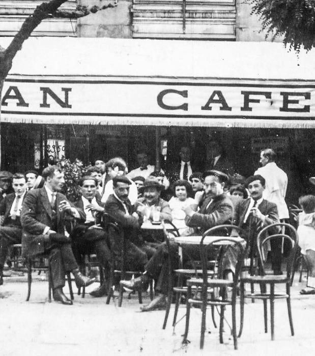 Terraza del Gran Café Moderno en la Plazuela del Sol o Ángel Menéndez, en el local que ocupó después la Librería Antonio.