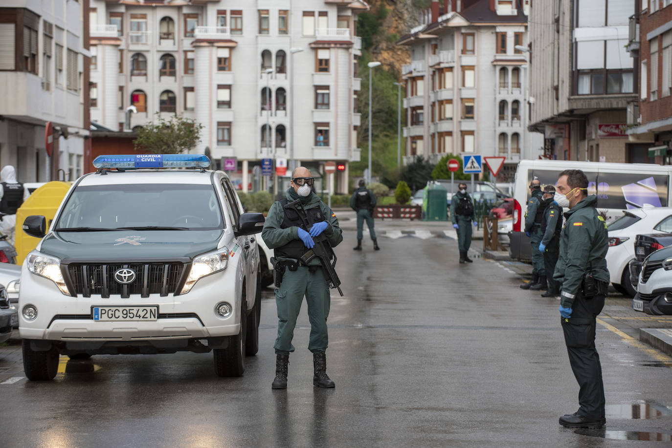 Fotos: Despliegue de la Guardia Civil en Santoña para notificar el confinamiento de las familias afectadas