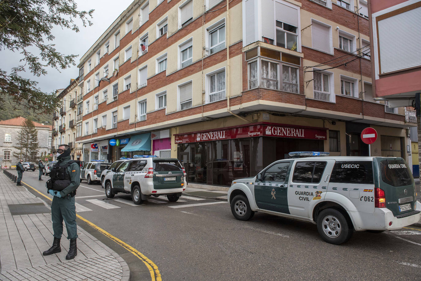 Fotos: Despliegue de la Guardia Civil en Santoña para notificar el confinamiento de las familias afectadas