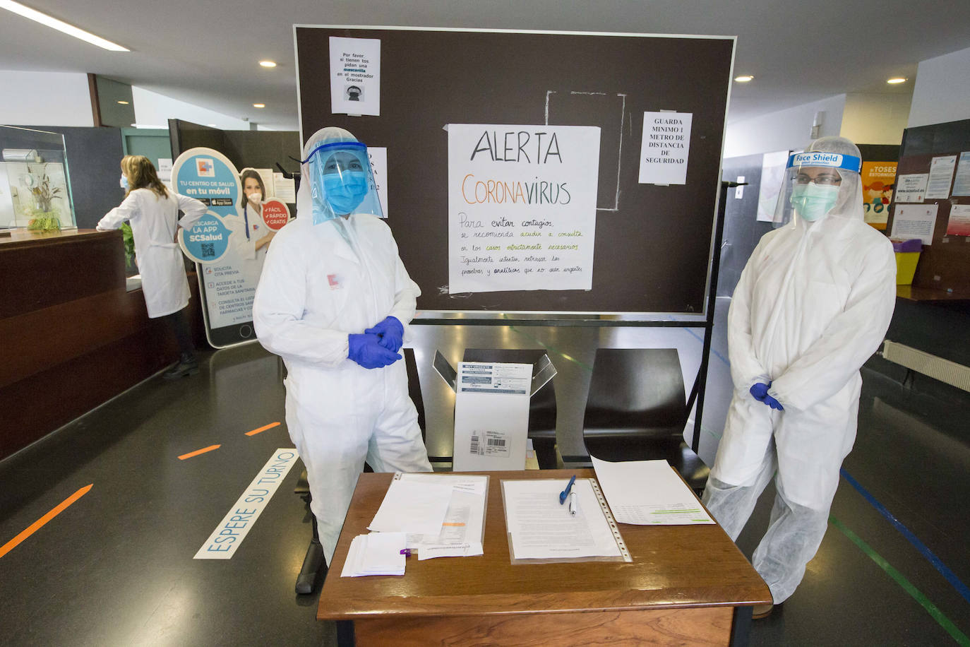 Médicos y enfermeras siguen atendiendo por teléfono, 'in situ' y desde sus casas para evitar que vayan a los hospitales los casos leves a los que hacen seguimiento 