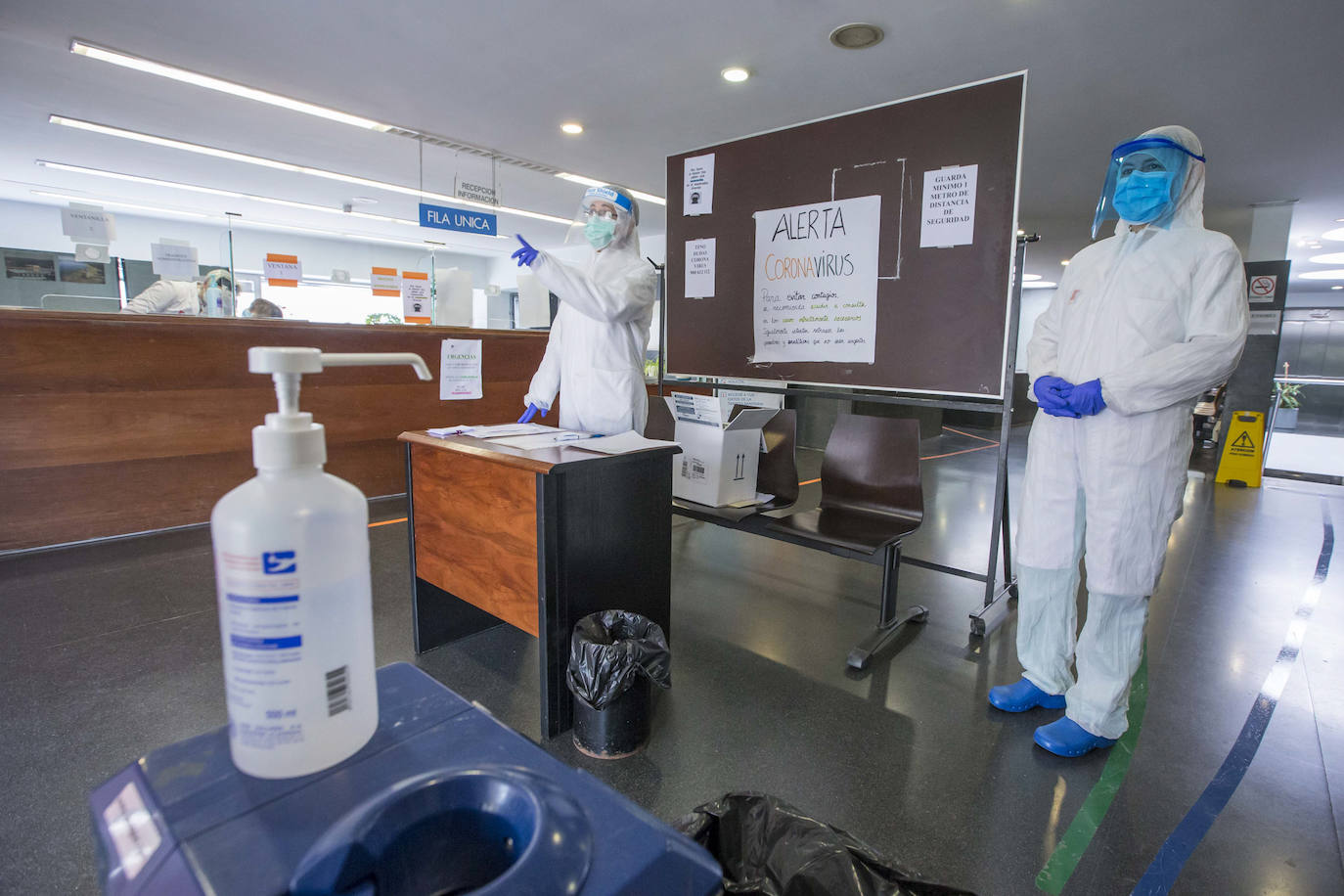 Médicos y enfermeras siguen atendiendo por teléfono, 'in situ' y desde sus casas para evitar que vayan a los hospitales los casos leves a los que hacen seguimiento 