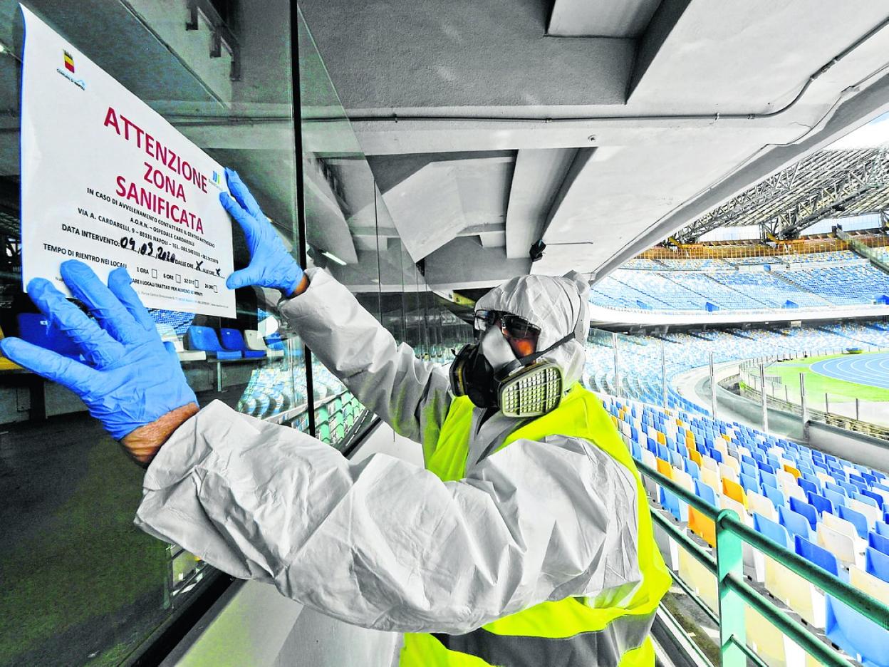 Un operario en un vacío estadio de San Paolo, en Nápoles. La Serie A quiere concluir la temporada. 