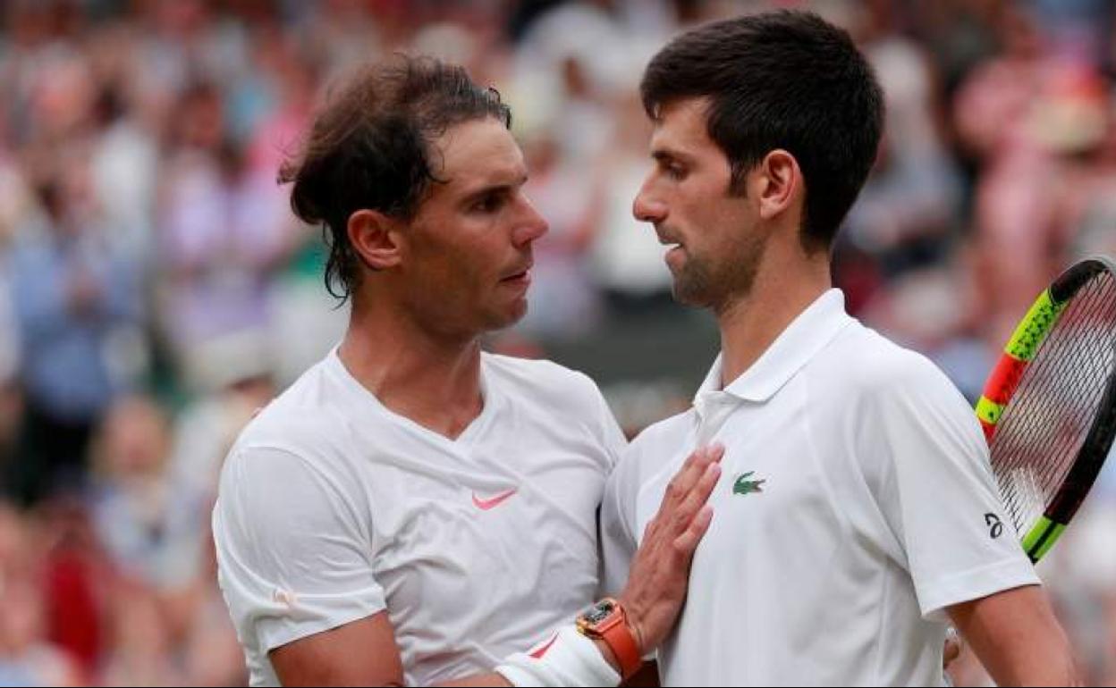 Rafa Nadal felicita a Novak Djokovic en Wimbledon. 