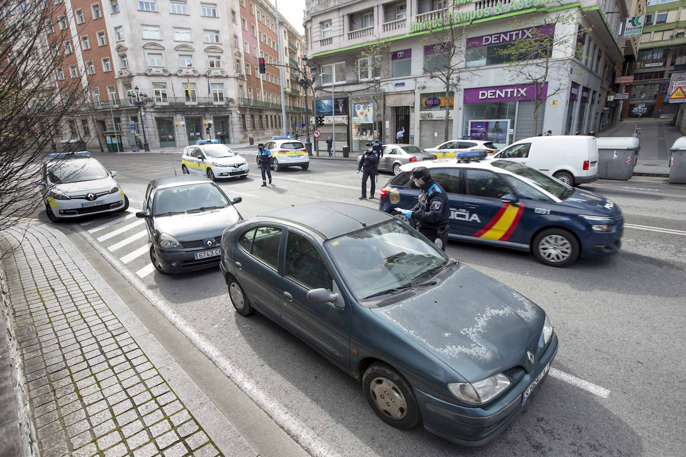 Calles vacías, apenas algún operario en obras de urgencia y controles. La rutina del estado de alarma ha pillado en silencio al mes de abril en Santander