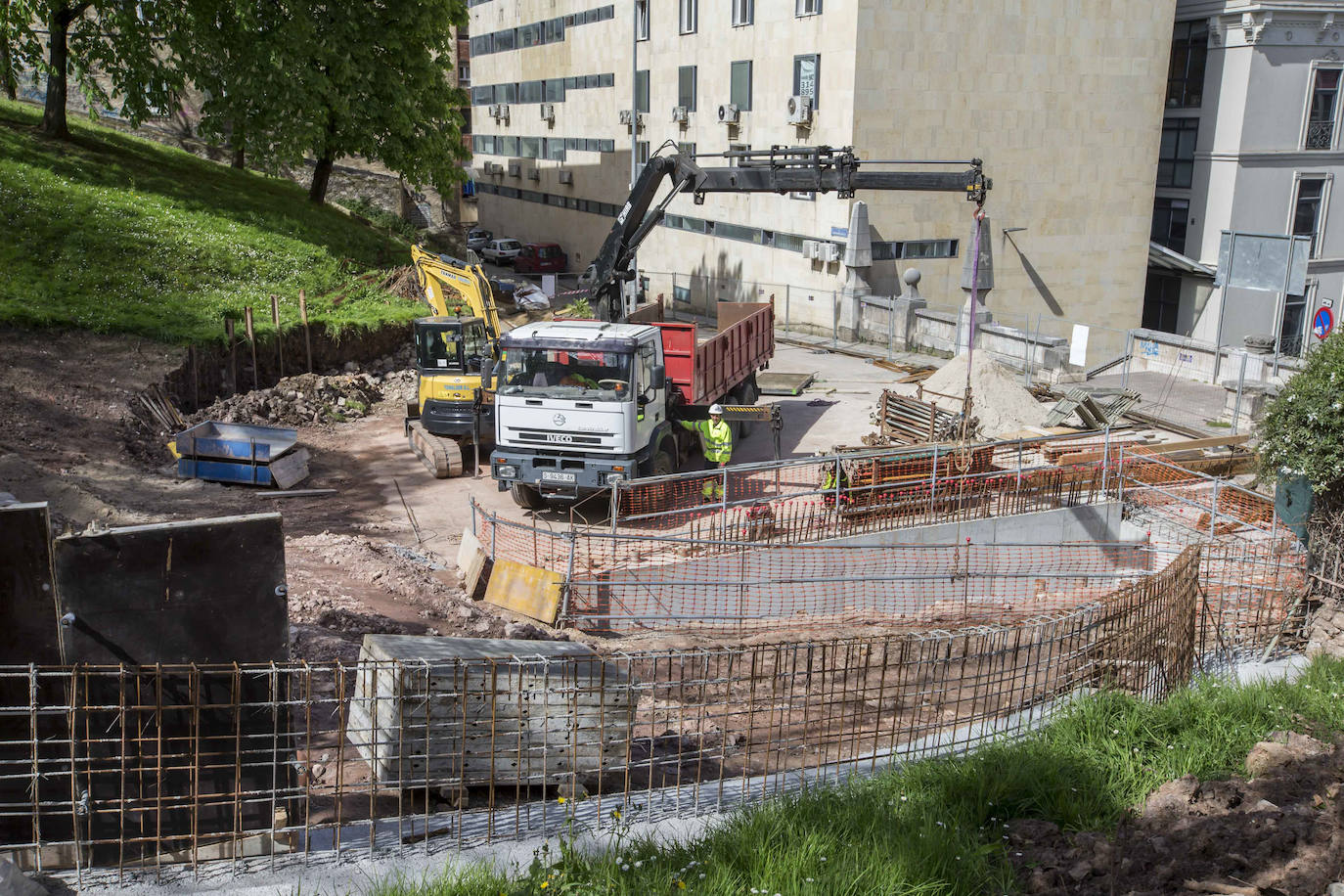 Calles vacías, apenas algún operario en obras de urgencia y controles. La rutina del estado de alarma ha pillado en silencio al mes de abril en Santander