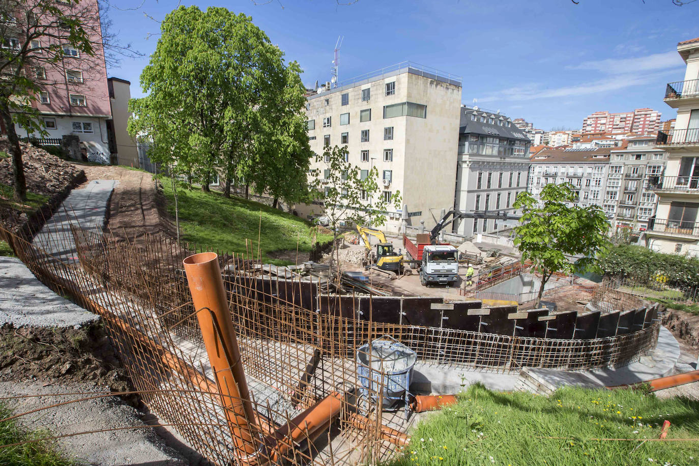 Calles vacías, apenas algún operario en obras de urgencia y controles. La rutina del estado de alarma ha pillado en silencio al mes de abril en Santander