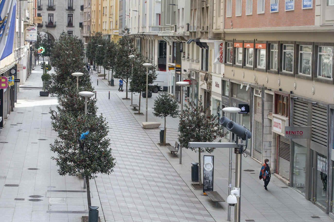 Calles vacías, apenas algún operario en obras de urgencia y controles. La rutina del estado de alarma ha pillado en silencio al mes de abril en Santander