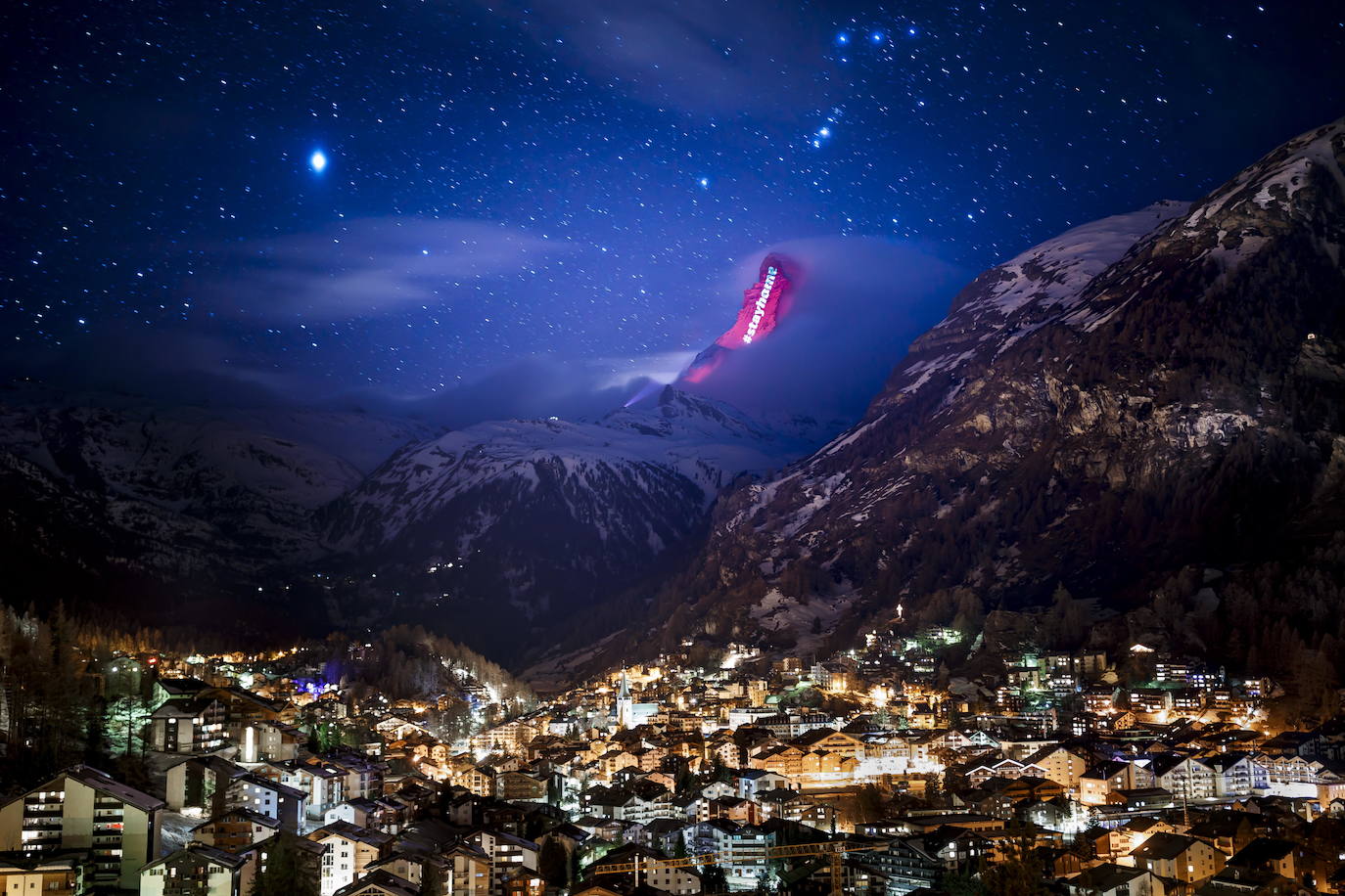 El artista suizo Gerry Hofstetter proyecta cada noche imágenes sobre una de las caras de la emblemática cumbre de la frontera italo-suiza, cuya silueta es el logo de los chocolates Toblerone