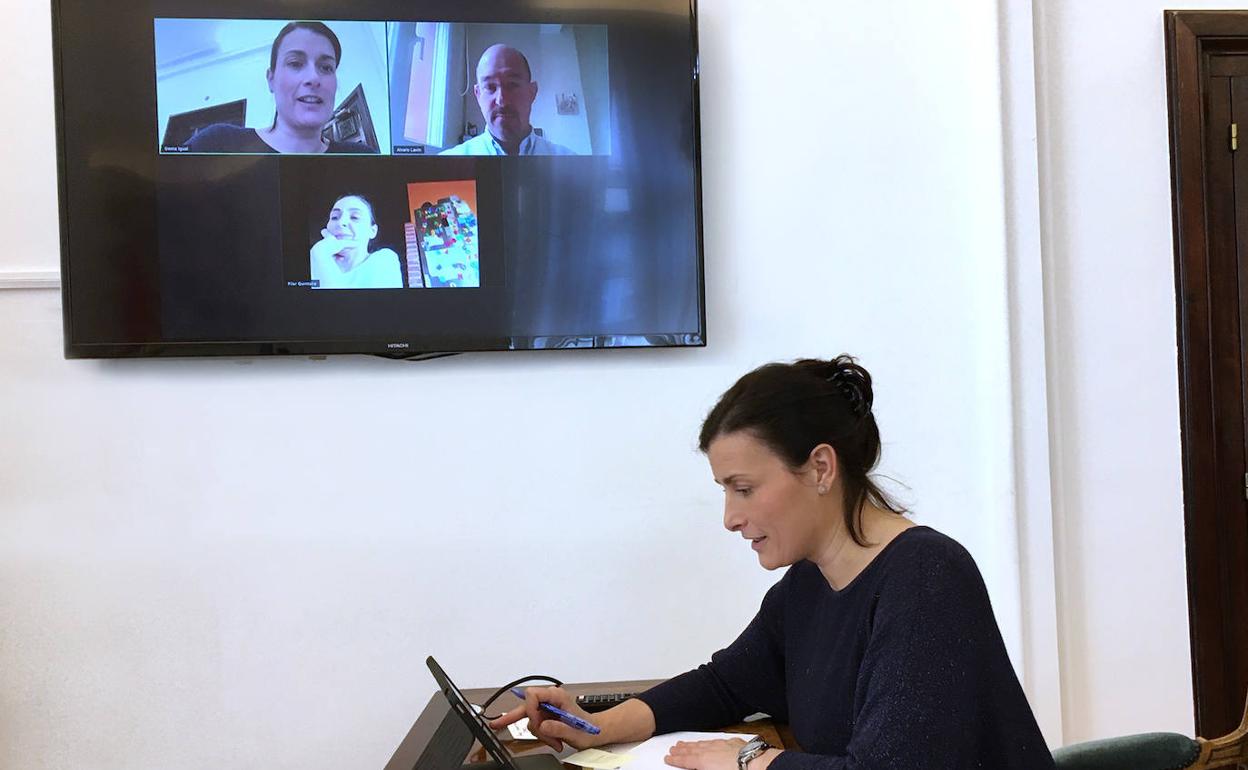 La alcaldesa durante la videoconferencia d hoy 