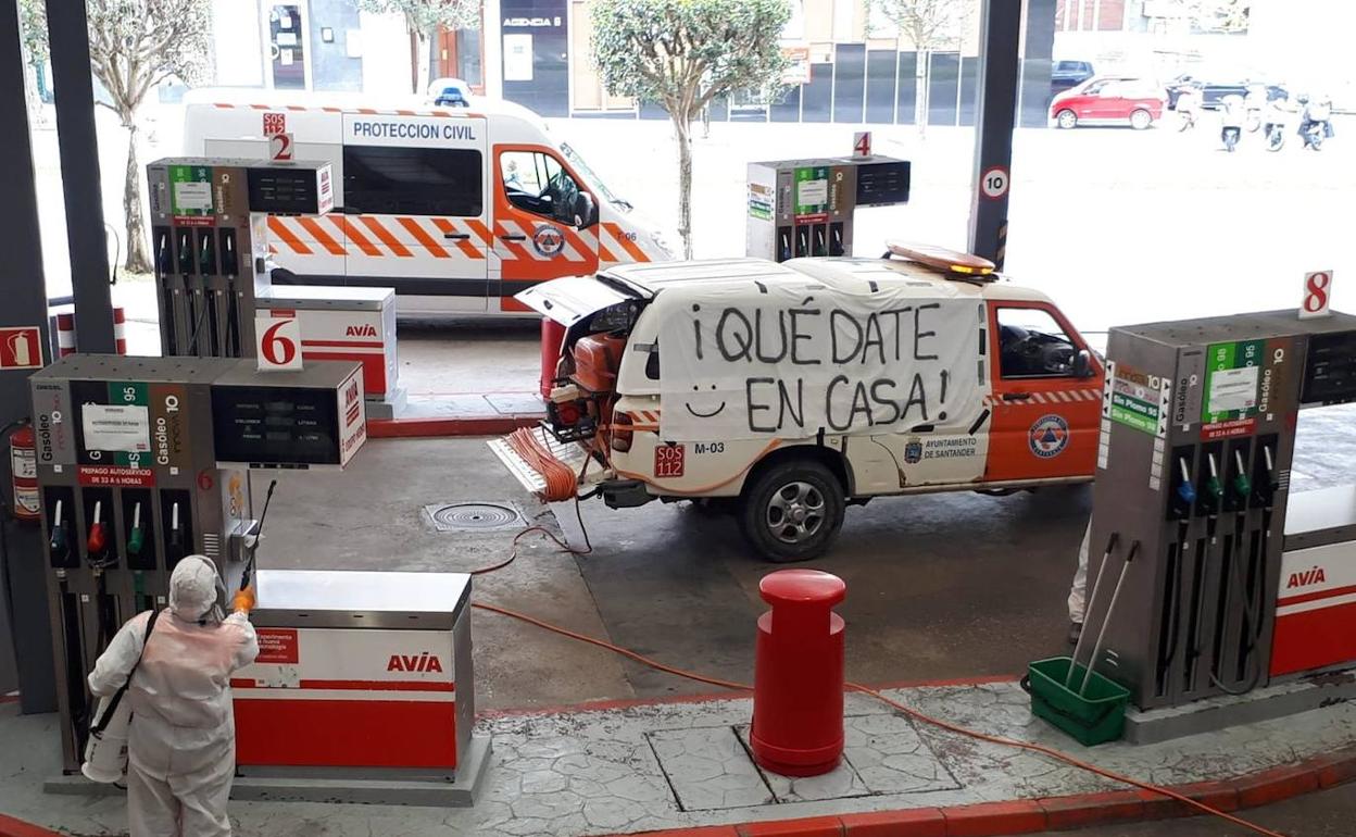 Protección Civil y bomberos se unen al dispositivo de limpieza viaria de Santander