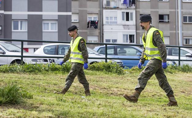 Dos efectivos del Ejército de Tierra, este jueves en Santander.