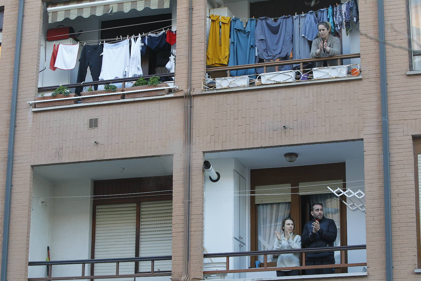 Los cántabros siguen saliendo a las ocho de la tarde para aplaudir y homenajear a sanitarios, policías, y todo aquel profesional que combate en primera línea al coronavirus 