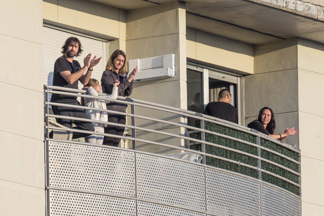 Los cántabros siguen saliendo a las ocho de la tarde para aplaudir y homenajear a sanitarios, policías, y todo aquel profesional que combate en primera línea al coronavirus . Esta noche mostramos con salieron a la ventana en Nueva Montaña, Cabezón y Torrelavega