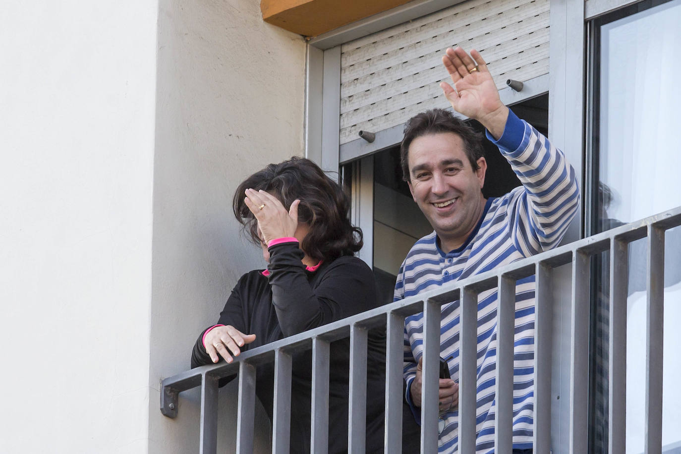 Los cántabros siguen saliendo a las ocho de la tarde para aplaudir y homenajear a sanitarios, policías, y todo aquel profesional que combate en primera línea al coronavirus . Esta noche mostramos con salieron a la ventana en Nueva Montaña, Cabezón y Torrelavega