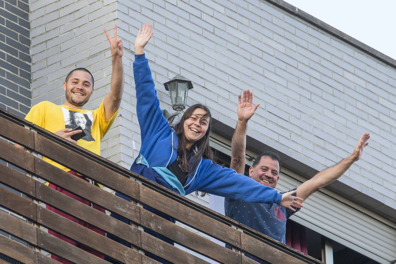 Los cántabros siguen saliendo a las ocho de la tarde para aplaudir y homenajear a sanitarios, policías, y todo aquel profesional que combate en primera línea al coronavirus . Esta noche mostramos con salieron a la ventana en Nueva Montaña, Cabezón y Torrelavega