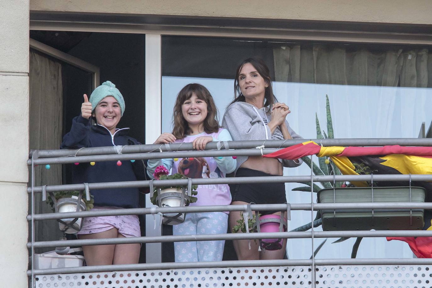 Los cántabros siguen saliendo a las ocho de la tarde para aplaudir y homenajear a sanitarios, policías, y todo aquel profesional que combate en primera línea al coronavirus . Esta noche mostramos con salieron a la ventana en Nueva Montaña, Cabezón y Torrelavega