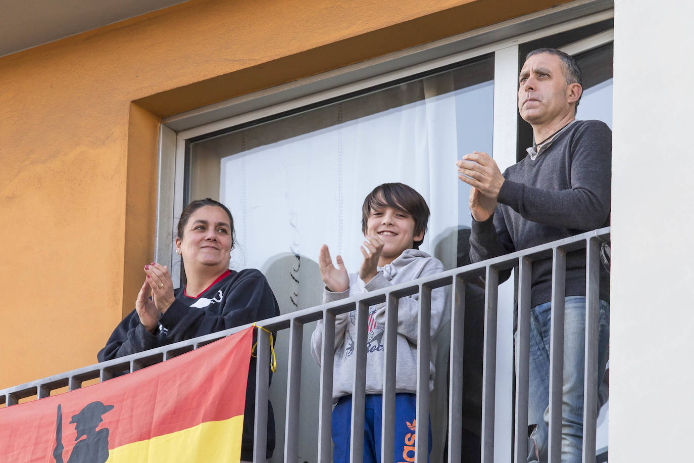 Los cántabros siguen saliendo a las ocho de la tarde para aplaudir y homenajear a sanitarios, policías, y todo aquel profesional que combate en primera línea al coronavirus . Esta noche mostramos con salieron a la ventana en Nueva Montaña, Cabezón y Torrelavega