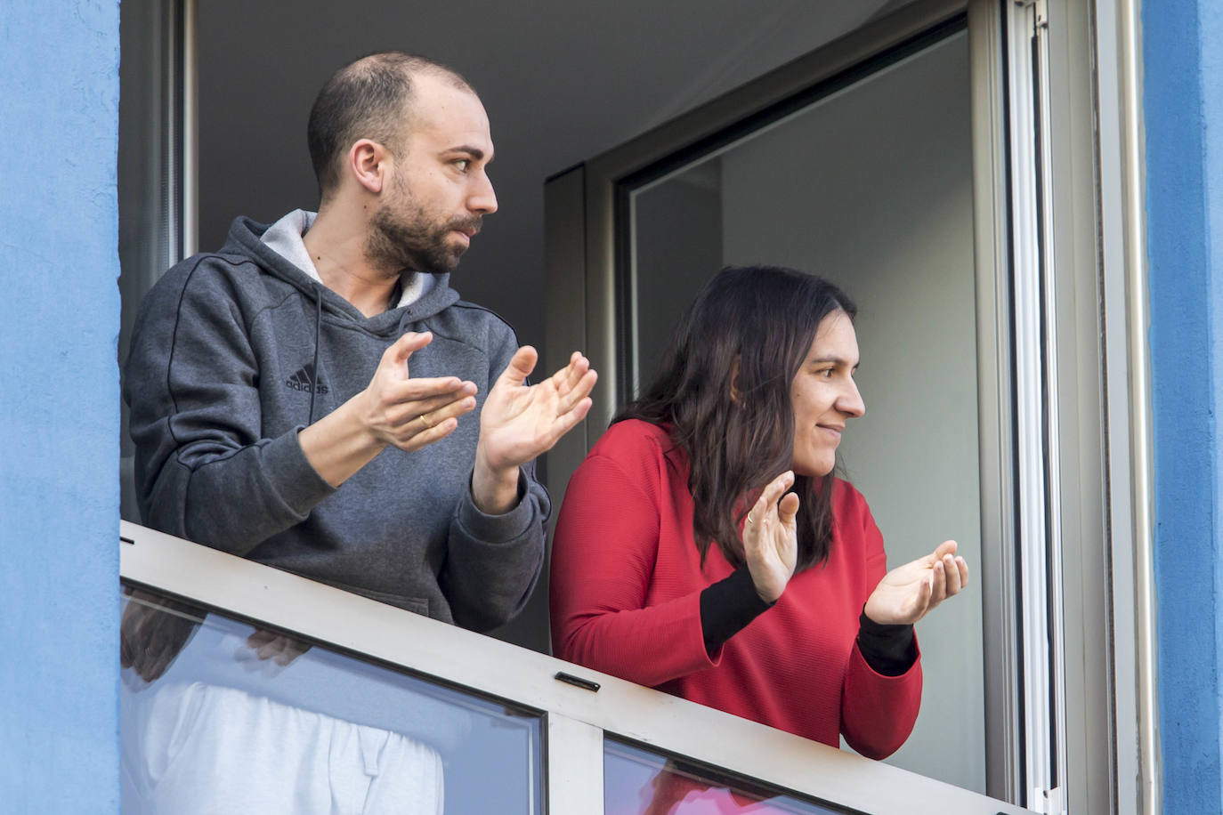 Los cántabros siguen saliendo a las ocho de la tarde para aplaudir y homenajear a sanitarios, policías, y todo aquel profesional que combate en primera línea al coronavirus . Esta noche mostramos con salieron a la ventana en Nueva Montaña, Cabezón y Torrelavega