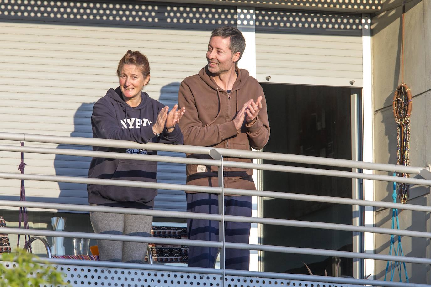 Los cántabros siguen saliendo a las ocho de la tarde para aplaudir y homenajear a sanitarios, policías, y todo aquel profesional que combate en primera línea al coronavirus . Esta noche mostramos con salieron a la ventana en Nueva Montaña, Cabezón y Torrelavega