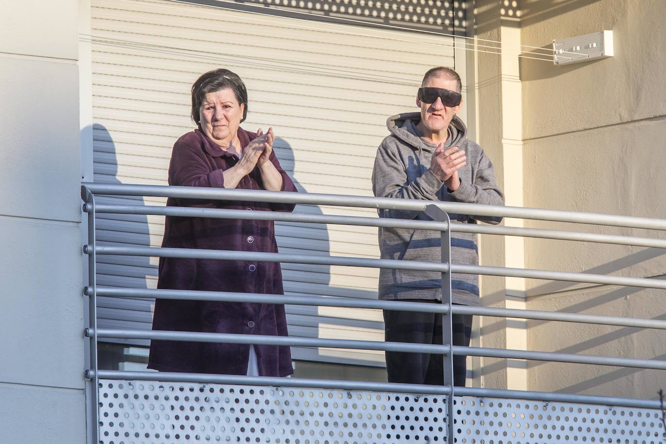 Los cántabros siguen saliendo a las ocho de la tarde para aplaudir y homenajear a sanitarios, policías, y todo aquel profesional que combate en primera línea al coronavirus . Esta noche mostramos con salieron a la ventana en Nueva Montaña, Cabezón y Torrelavega