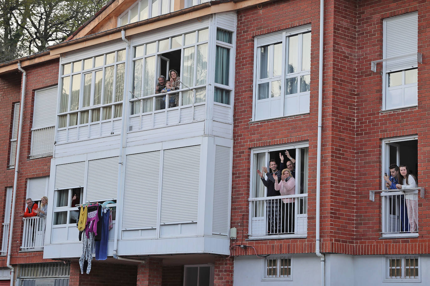 Los cántabros siguen saliendo a las ocho de la tarde para aplaudir y homenajear a sanitarios, policías, y todo aquel profesional que combate en primera línea al coronavirus 