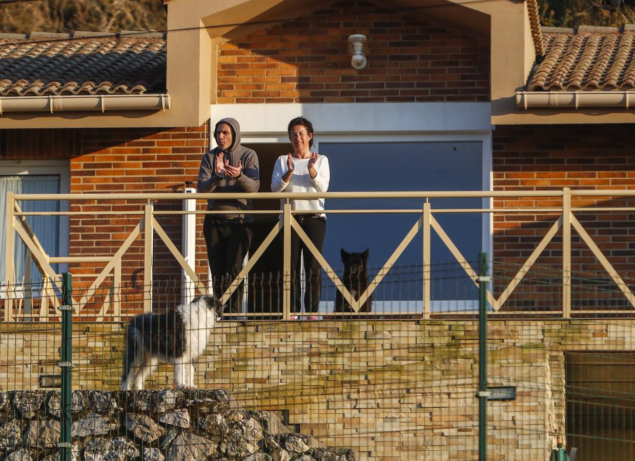 Los cántabros siguen saliendo a las ocho de la tarde para aplaudir y homenajear a sanitarios, policías, y todo aquel profesional que combate en primera línea al coronavirus 
