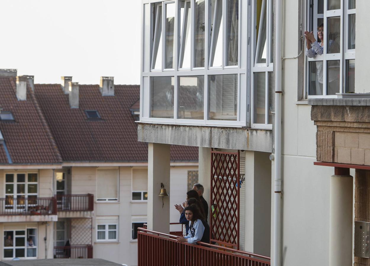 Los cántabros siguen saliendo a las ocho de la tarde para aplaudir y homenajear a sanitarios, policías, y todo aquel profesional que combate en primera línea al coronavirus 