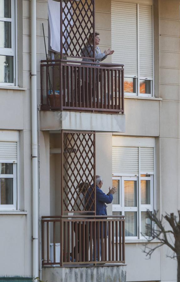 Los cántabros siguen saliendo a las ocho de la tarde para aplaudir y homenajear a sanitarios, policías, y todo aquel profesional que combate en primera línea al coronavirus 