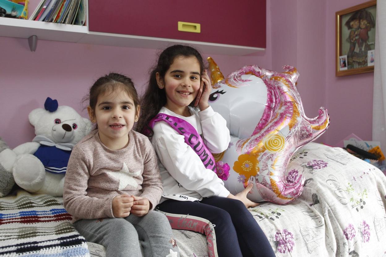 Irene -a la derecha- con su banda de cumpleaños, posa junto a su hermana pequeña, Elena.