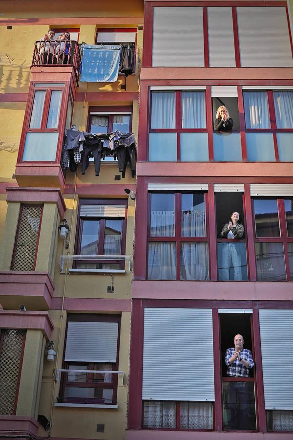 Los cántabros siguen saliendo a las ocho de la tarde para aplaudir y homenajear a sanitarios, policías, y todo aquel profesional que combate en primera línea al coronavirus 