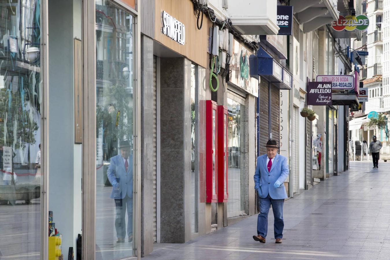 Un nuevo día en estado de alarma nos deja unas calles de Santander sin apenas tráfico y con cierta actividad para ir a hacer la compra o pasear al perro.