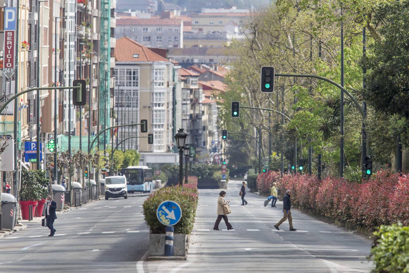 Un nuevo día en estado de alarma nos deja unas calles de Santander sin apenas tráfico y con cierta actividad para ir a hacer la compra o pasear al perro.