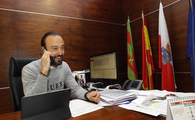 El alcalde López Estrada habla con los niños de Torrelavega poara felicitarles por su cumpleaños.