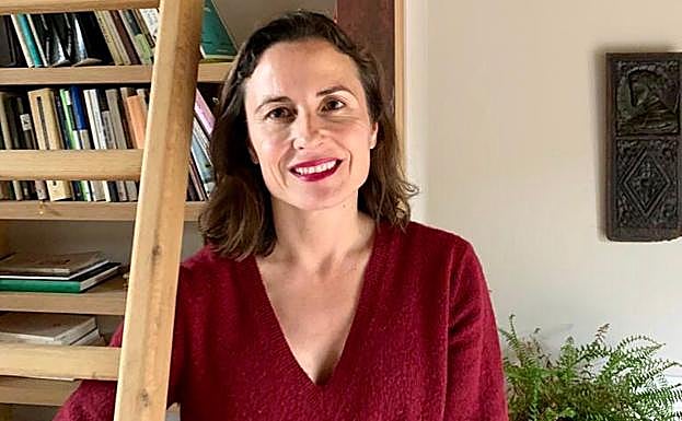 La madrileña Phil Camino, muy ligada a Cantabria, pasa el periodo de cuarentena en su casa de Esles.