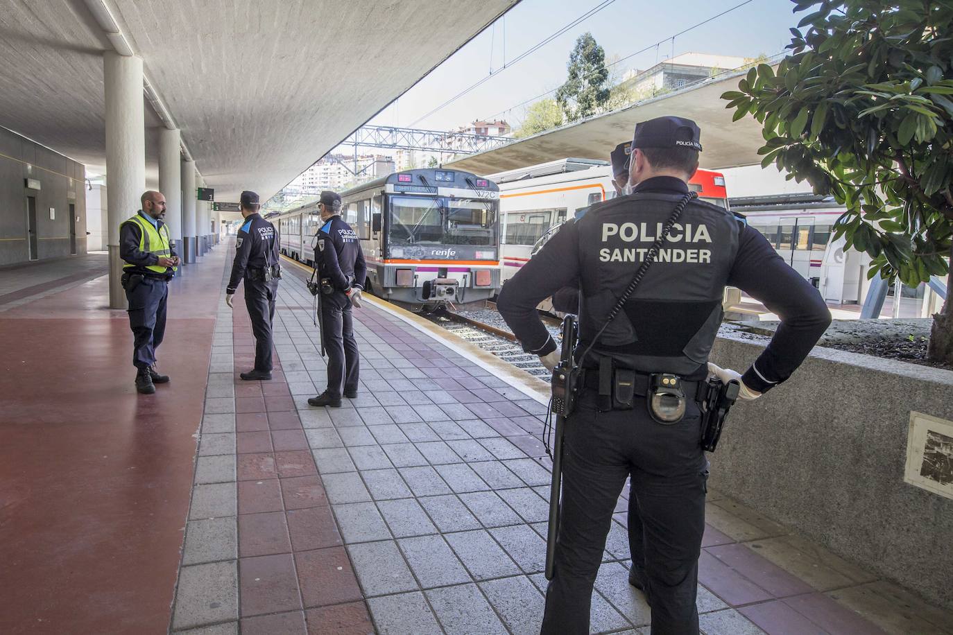 La Policía Nacional ha realizado hoy un seguimiento de la actividad en las estaciones de autobús y trenes para comprobar que se cumplen las disposiciones del Estado de Alarma / FOTOS: Roberto Ruiz 