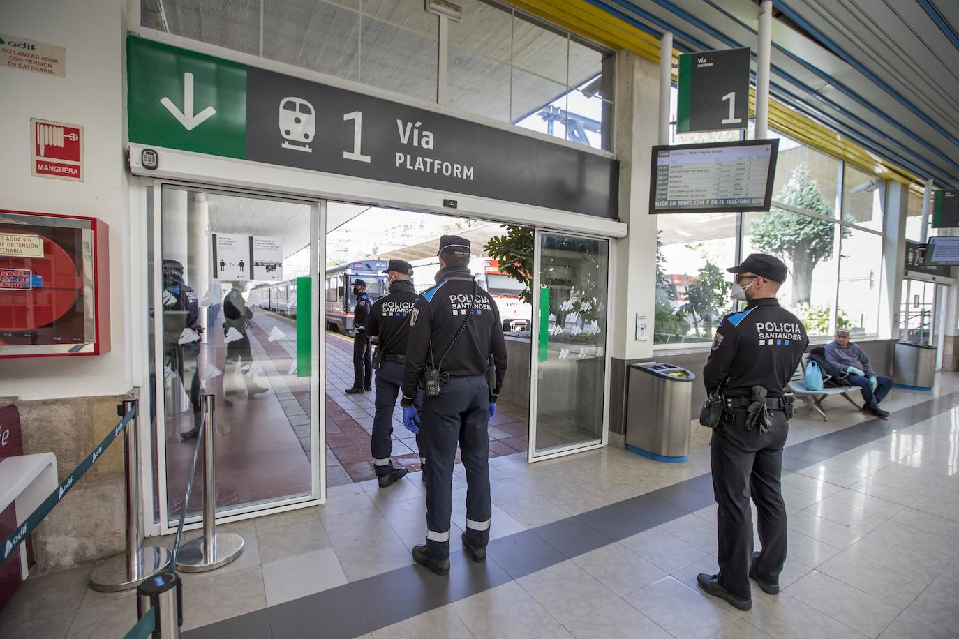 La Policía Nacional ha realizado hoy un seguimiento de la actividad en las estaciones de autobús y trenes para comprobar que se cumplen las disposiciones del Estado de Alarma / FOTOS: Roberto Ruiz 