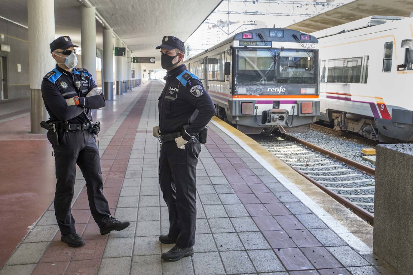 La Policía Nacional ha realizado hoy un seguimiento de la actividad en las estaciones de autobús y trenes para comprobar que se cumplen las disposiciones del Estado de Alarma / FOTOS: Roberto Ruiz 